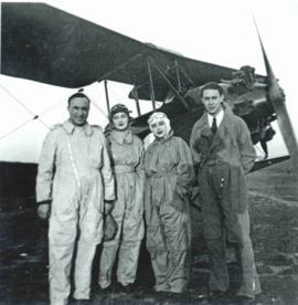 Fotografia di Ezio Balducci con altre persone in tenuta da aviatore